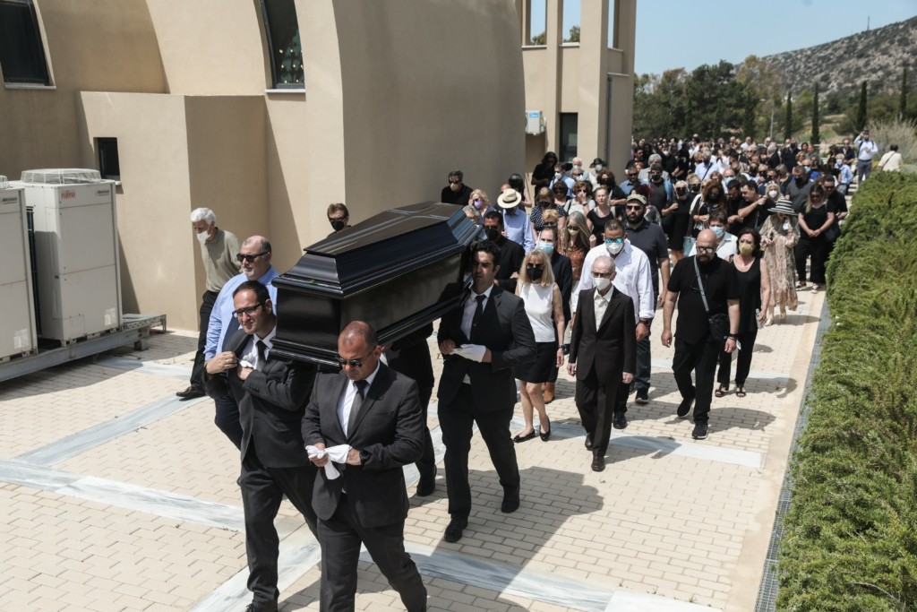 Τελευταίος αποχαιρετισμός στον “αιώνιο έφηβο” Δάκη – Ξεχείλισε η συγκίνηση (pics&vid)