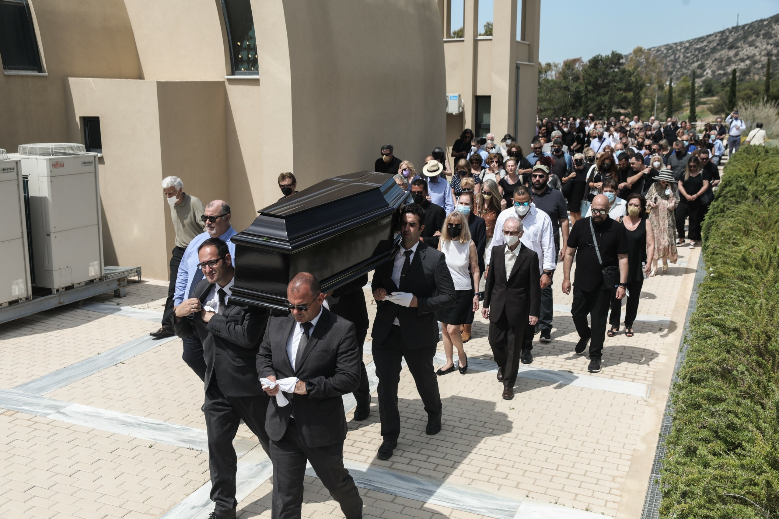Τελευταίος αποχαιρετισμός στον “αιώνιο έφηβο” Δάκη – Ξεχείλισε η συγκίνηση (pics&vid)