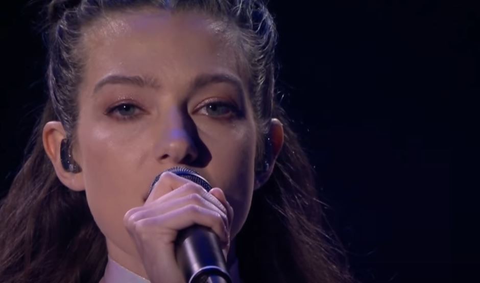 Η “αέρινη” Αμάντα στον τελικό της Eurovision – Η παραμυθένια εμφάνιση και το “παιχνιδιάρικο” σχόλιο (vid&pic)