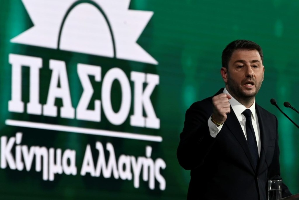 “Το ΠΑΣΟΚ είναι εδώ ενωμένο, δυνατό” φώναξε ο Ανδρουλάκης – Τα “καρφιά” σε ΝΔ και ΣΥΡΙΖΑ