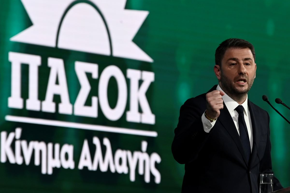 “Το ΠΑΣΟΚ είναι εδώ ενωμένο, δυνατό” φώναξε ο Ανδρουλάκης – Τα “καρφιά” σε ΝΔ και ΣΥΡΙΖΑ