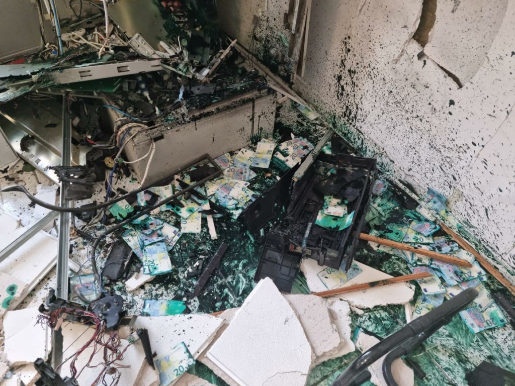 Οι ληστές του ΑΤΜ της Τράπεζας Πειραιώς έφυγαν με βαμμένα και άχρηστα χαρτονομίσματα