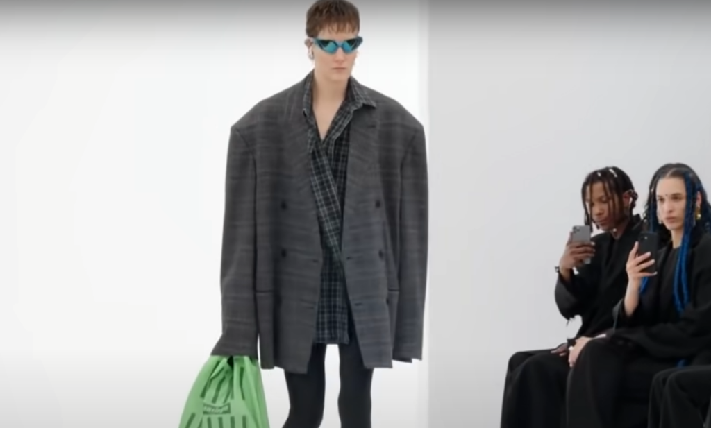 Τύλιξαν την μπουτίκ του οίκου Balenciaga στο Λονδίνο με ροζ γούνα! (pics)