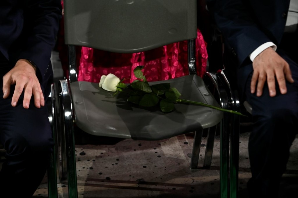Ένα λουλούδι, μια άδεια καρέκλα και το θερμό χειροκρότημα του κόσμου τίμησαν την μνήμη της Φώφης Γεννηματά (vids)