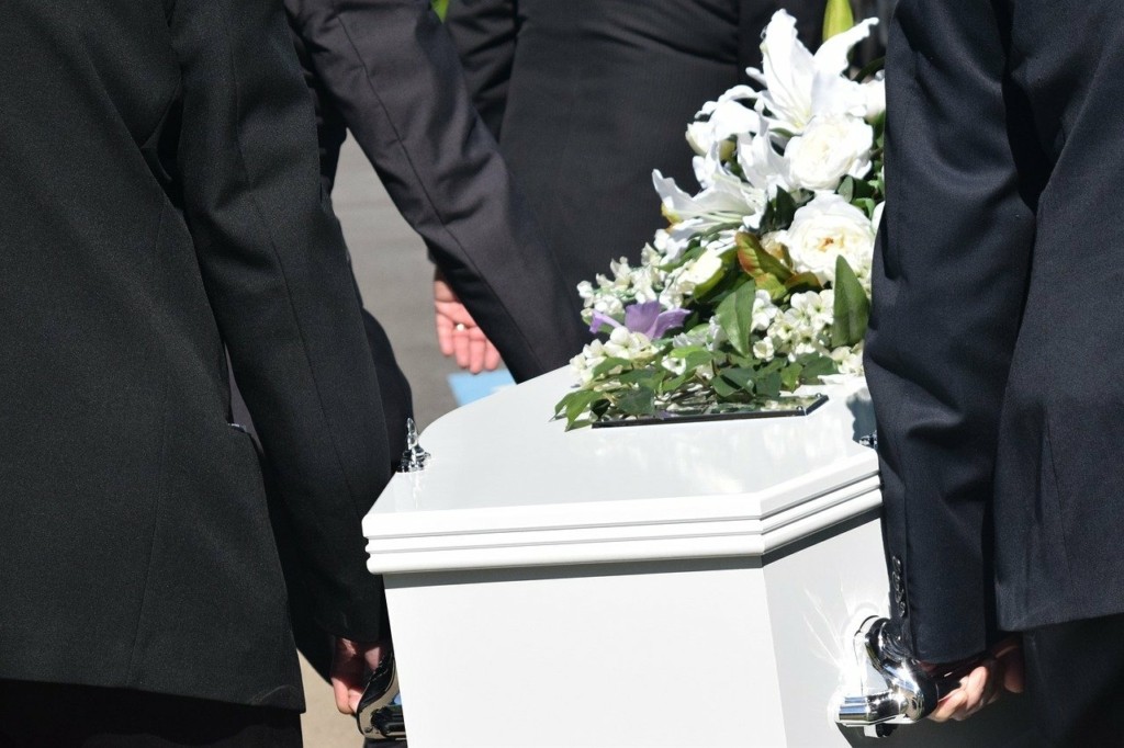 Γυναίκα “ζωντάνεψε” στην κηδεία της και άρχισε να χτυπάει το φέρετρο!
