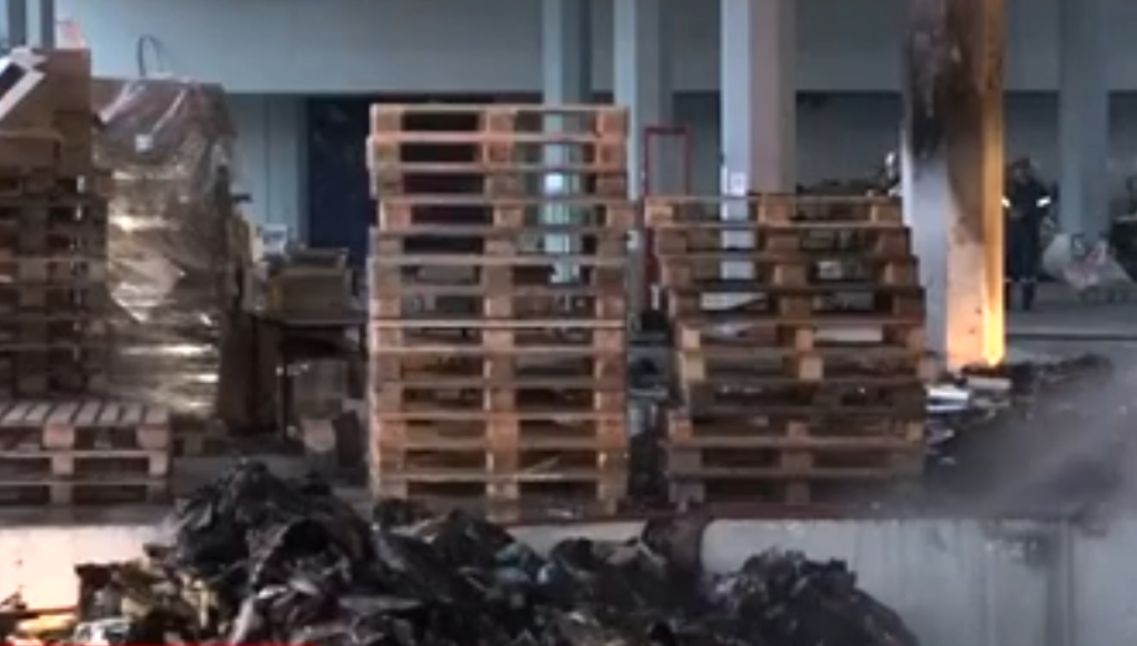 Παλέτες στο ΣΕΦ με ρούχα για Ουκρανούς πρόσφυγες άρπαξαν φωτιά και έγιναν στάχτη (vids)
