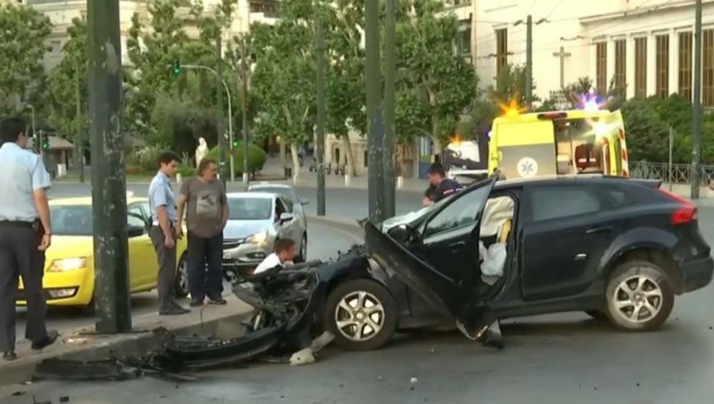 Σοβαρό τροχαίο στη λεωφόρο Αμαλίας – ΙΧ καρφώθηκε σε κολώνα (vid)