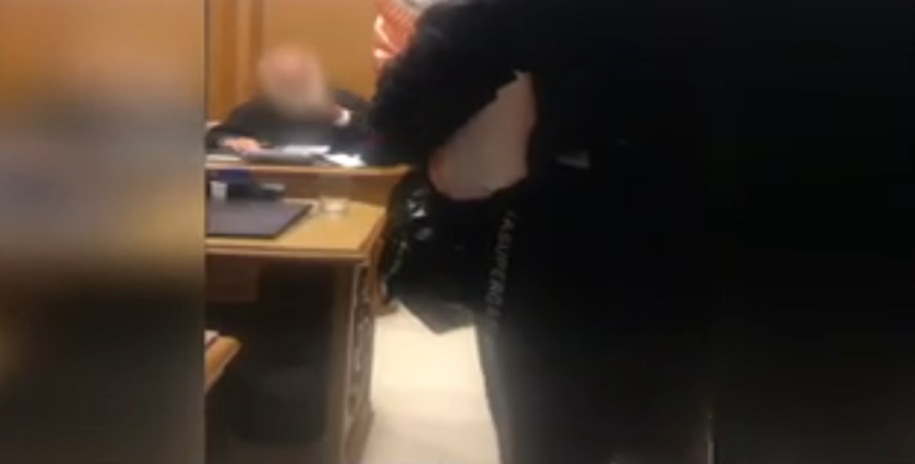Ντροπιαστικό βίντεο – Η χυδαία επίθεση του ιερέα στην τρανς γυναίκα – “Είσαι άνδρας με β…ά”