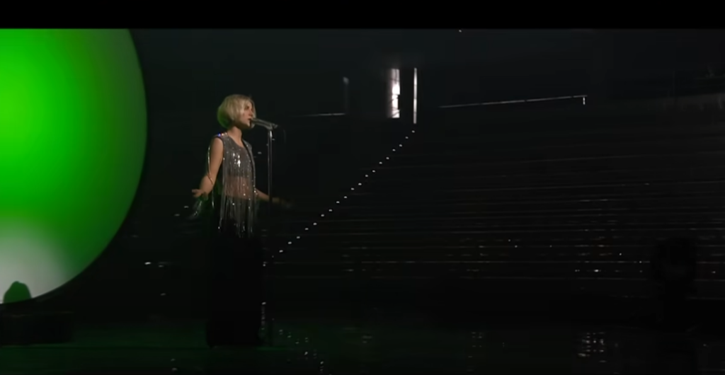 Πανικός στη σκηνή της Eurovision – Το ρεύμα χτύπησε την τραγουδίστρια της Σουηδίας (vid)