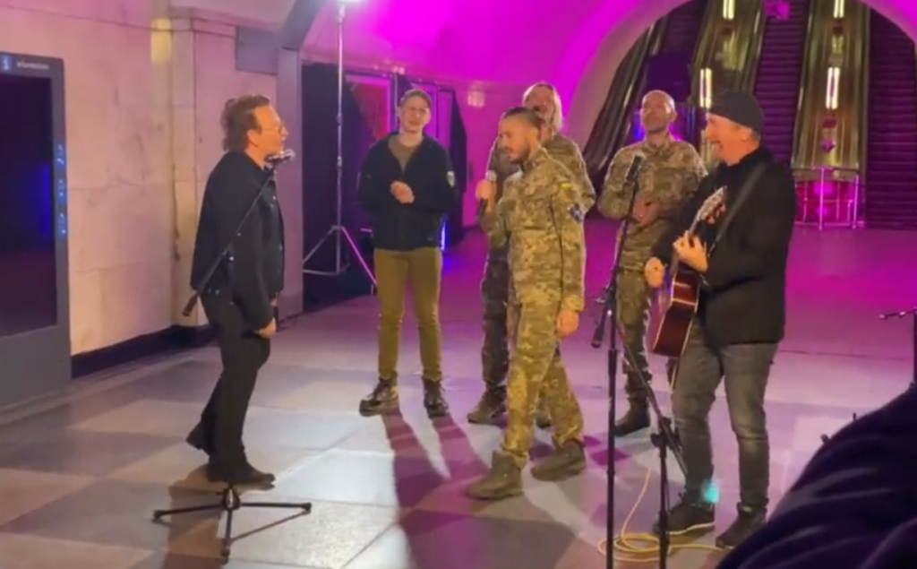 Ο Bono των U2 έδωσε συναυλία για την ελευθερία στο μετρό του Κιέβου (vids)