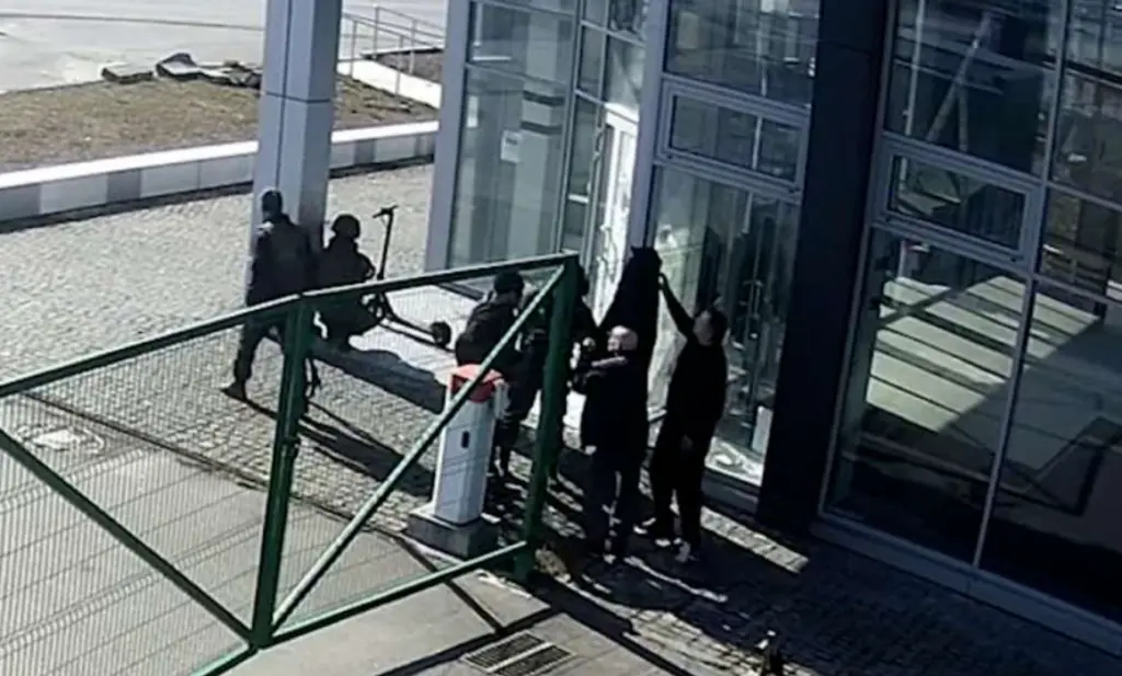Φρικιαστικό βίντεο – Ρώσοι στρατιώτες εκτελούν άοπλους Ουκρανούς και κάνουν πλιάτσικο (ΣΚΛΗΡΕΣ ΕΙΚΟΝΕΣ)
