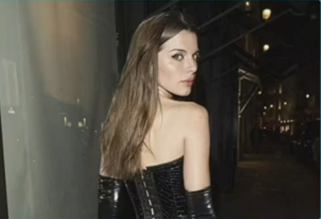 4+1 εμφανίσεις της εκρηκτικής Julia Fox που “τάραξαν” το Instagram (pics)
