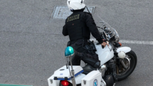 Άγιος Δημήτριος: Προσποιήθηκε τον αστυνομικό και άρπαξε πορτοφόλι από 33χρονο