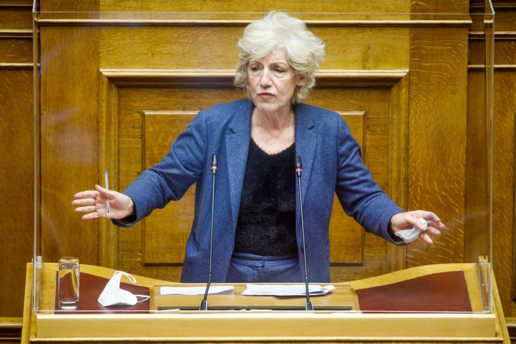 Η τομεάρχης πολιτισμού του ΣΥΡΙΖΑ Σία Αναγνωστοπούλου αποχαιρετά τον Βαγγέλη Παπαθανασίου