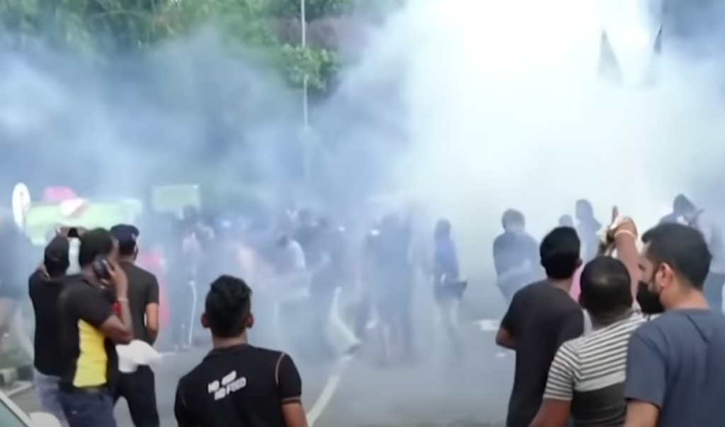 Ξέφυγε η κατάσταση στη Σρι Λάνκα – Εντολή να πυροβολούν χωρίς καμία διάκριση (vid)