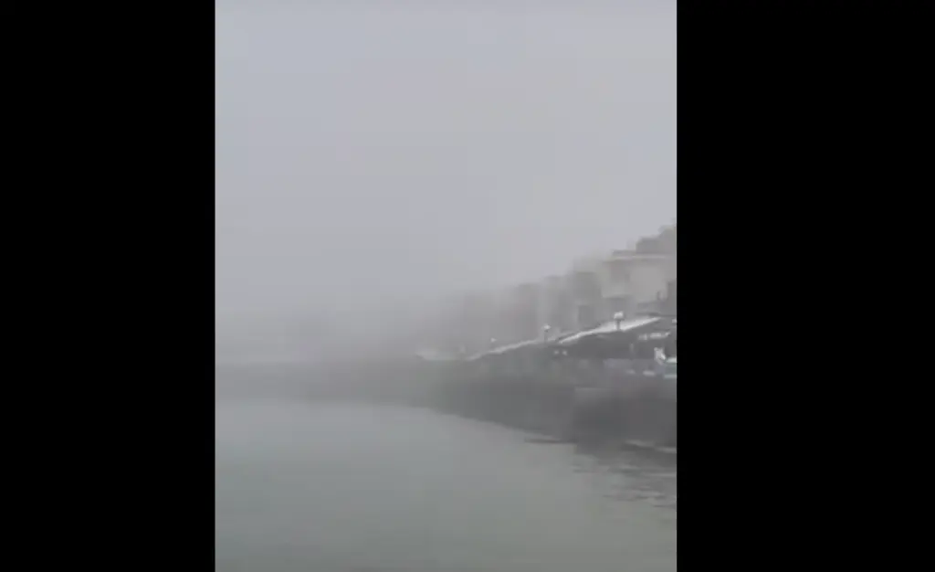 Ομίχλη σκέπασε τα Χανιά – “Περικύκλωσε” την πόλη και εξαφάνισε τον Φάρο (pics&vids)