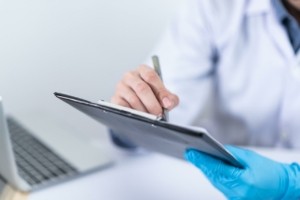 Ιπποκράτειο: Με το “φακελάκι” στο χέρι πιάστηκε ο διευθυντής καρδιοχειρουργικής – Γιατί ζητούσε έως και 5.000 ευρώ από ασθενείς