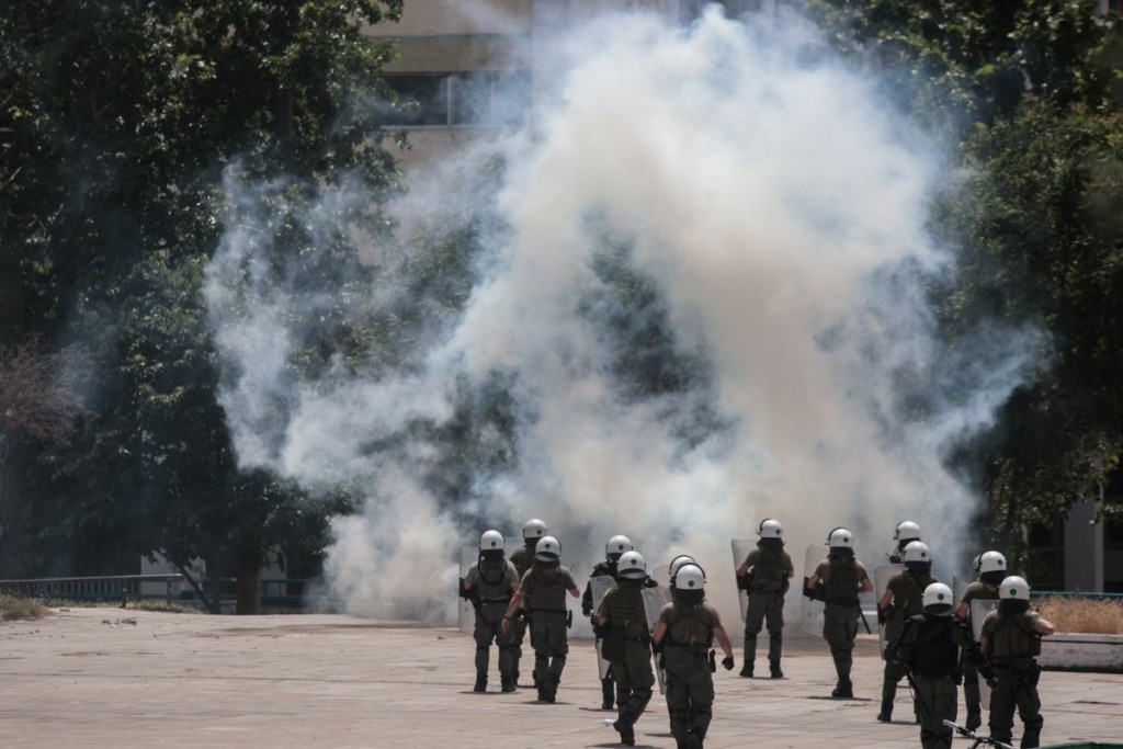 Παρέμβαση Θεοδωρικάκου για τα επεισόδια στο ΑΠΘ – Τραυματίστηκαν αστυνομικός και φοιτητής