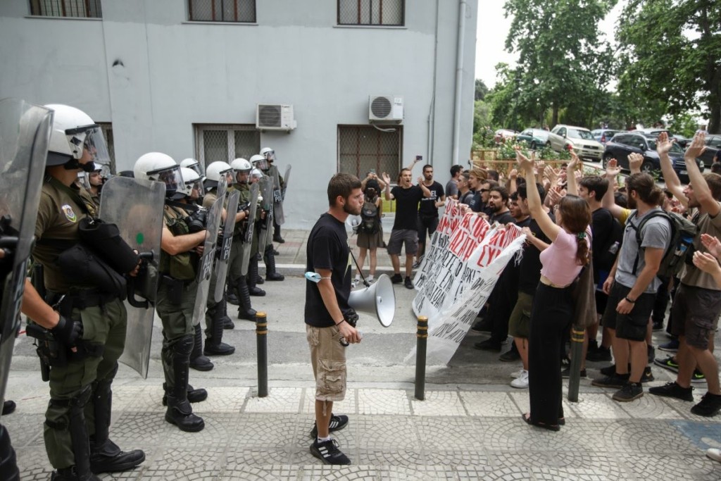 “Πόλεμος” ΝΔ με ΣΥΡΙΖΑ για το ΑΠΘ – “Δεν είναι με τη βιβλιοθήκη, αλλά με τις βαριοπούλες”