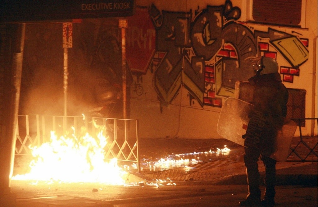 Νύχτα “κόλαση” με επεισόδια στη Θεσσαλονίκη – Σε πεδίο μάχης μετατράπηκε το ΑΠΘ (pics&vids)
