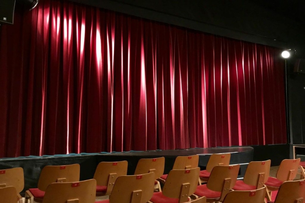 Νέα βόμβα στην ελληνική showbiz – Ηθοποιός καταγγέλλει πασίγνωστο σκηνοθέτη – “Με βίασε ενώ ήμουν αναίσθητη”
