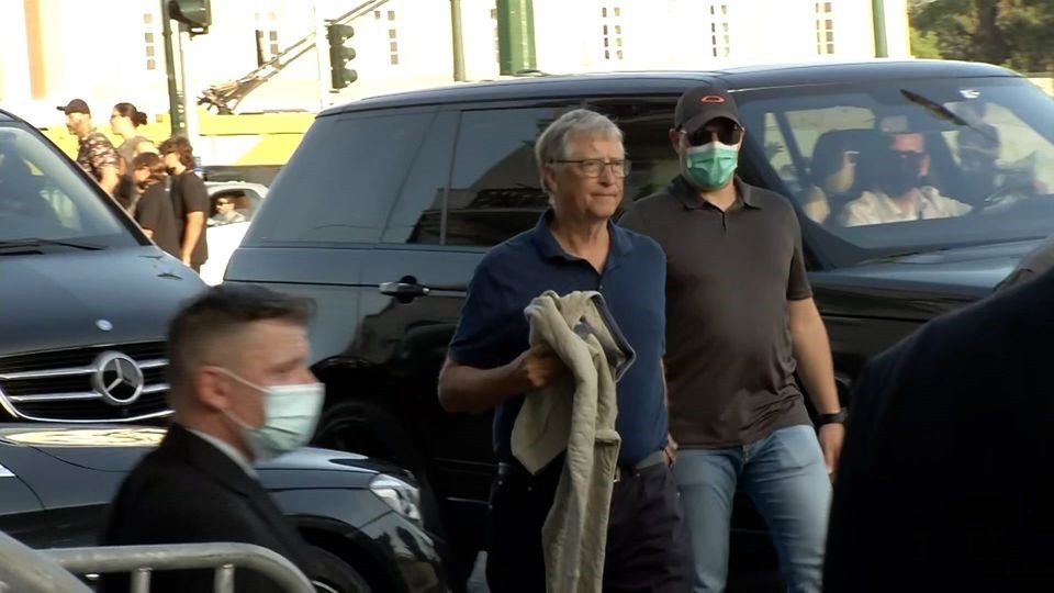 Στη Μύκονο ο Μπιλ Γκέιτς – Ποιο νησί θέλει να αγοράσει (vids)