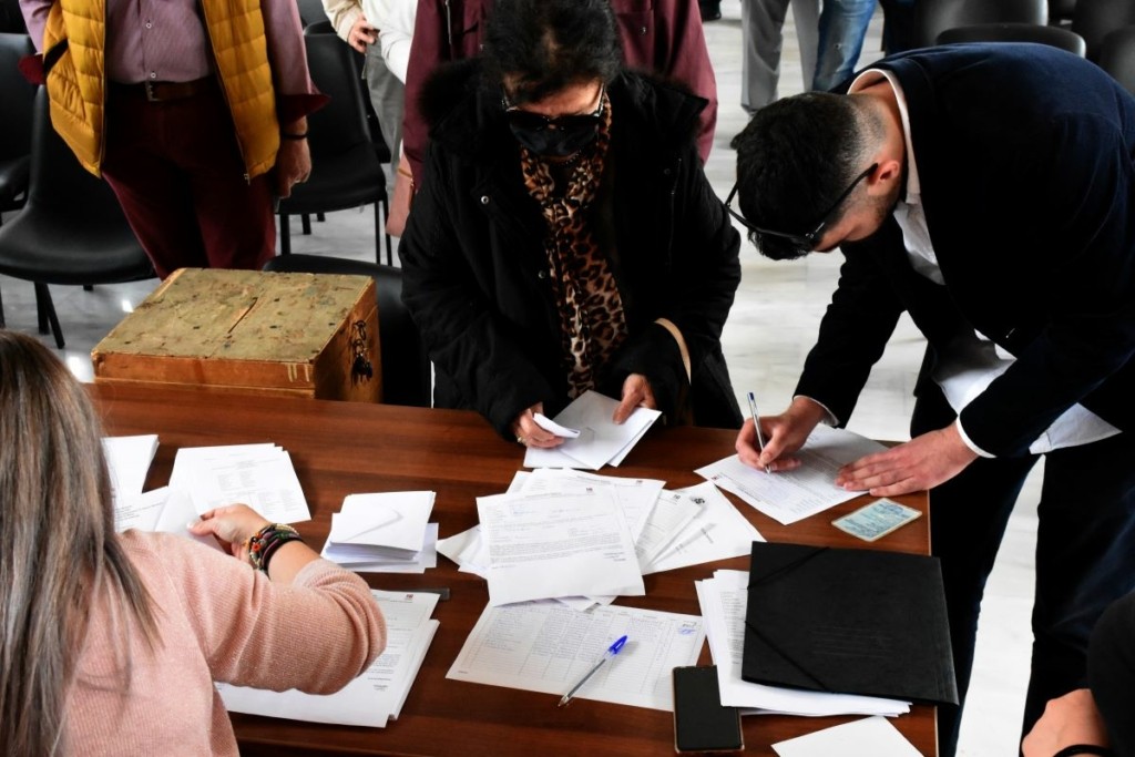 Έκλεισαν οι κάλπες για το όνομα του ΚΙΝΑΛ – Ξεπέρασε τις 140.000 η συμμετοχή
