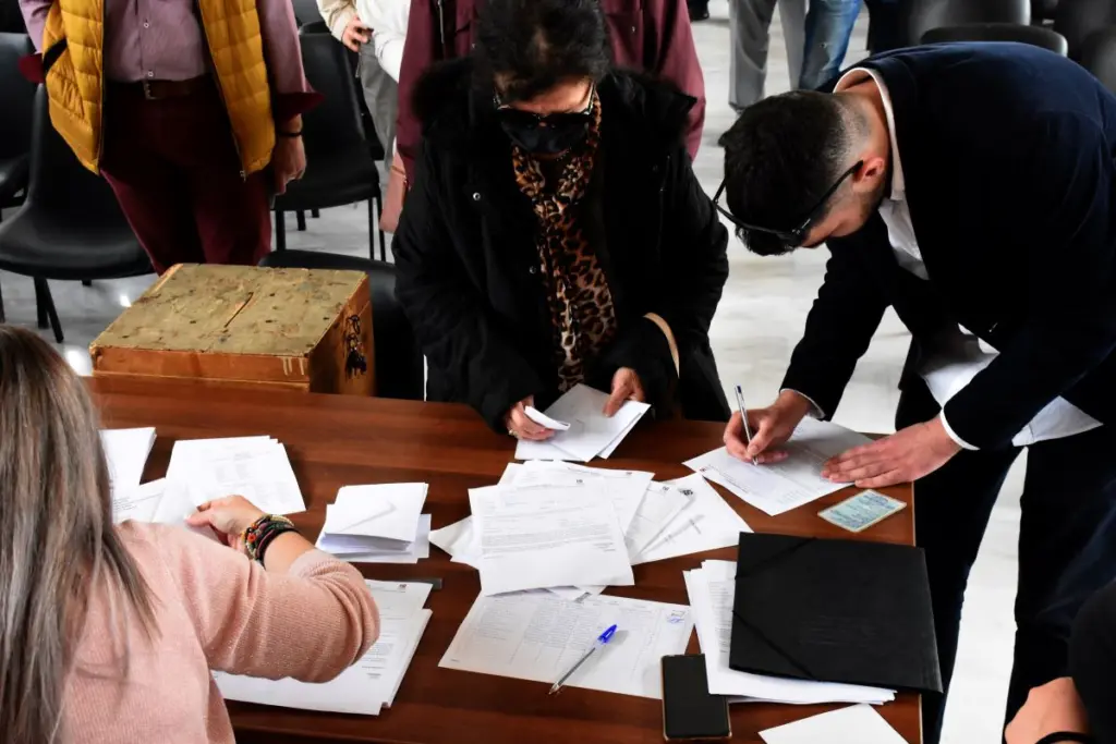 Έκλεισαν οι κάλπες για το όνομα του ΚΙΝΑΛ – Ξεπέρασε τις 140.000 η συμμετοχή