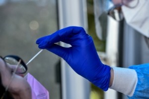 ΕΟΔΥ: Ένας νέος θάνατος από κορονοϊό – 33 εισαγωγές για Covid και γρίπη
