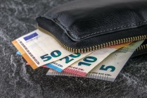 ΟΠΕΚΑ: Ποιοι γονείς δικαιούνται επίδομα μέχρι 750 ευρώ – Πού υποβάλλεται η αίτηση