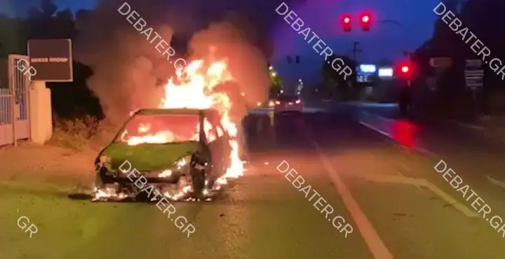 Τρομακτικό ατύχημα στα Σπάτα – Αυτοκίνητο “λαμπάδιασε” στον δρόμο (pics&vids)