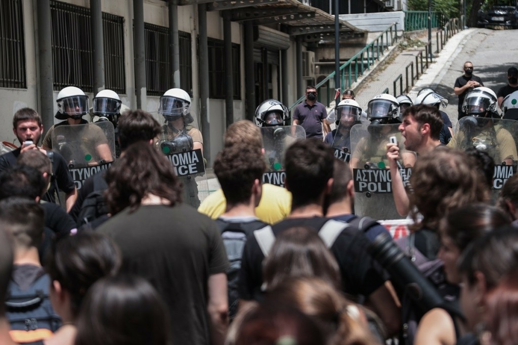 Τεταμένο το κλίμα στο ΑΠΘ – Νέα φοιτητική κινητοποίηση με ισχυρή παρουσία των ΜΑΤ (pics&vid)