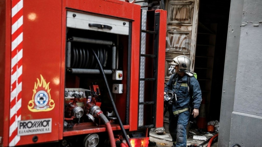 Φωτιά σε υπόγειο στο κέντρο της Αθήνας – Επιχείρηση απεγκλωβισμού ενός ατόμου