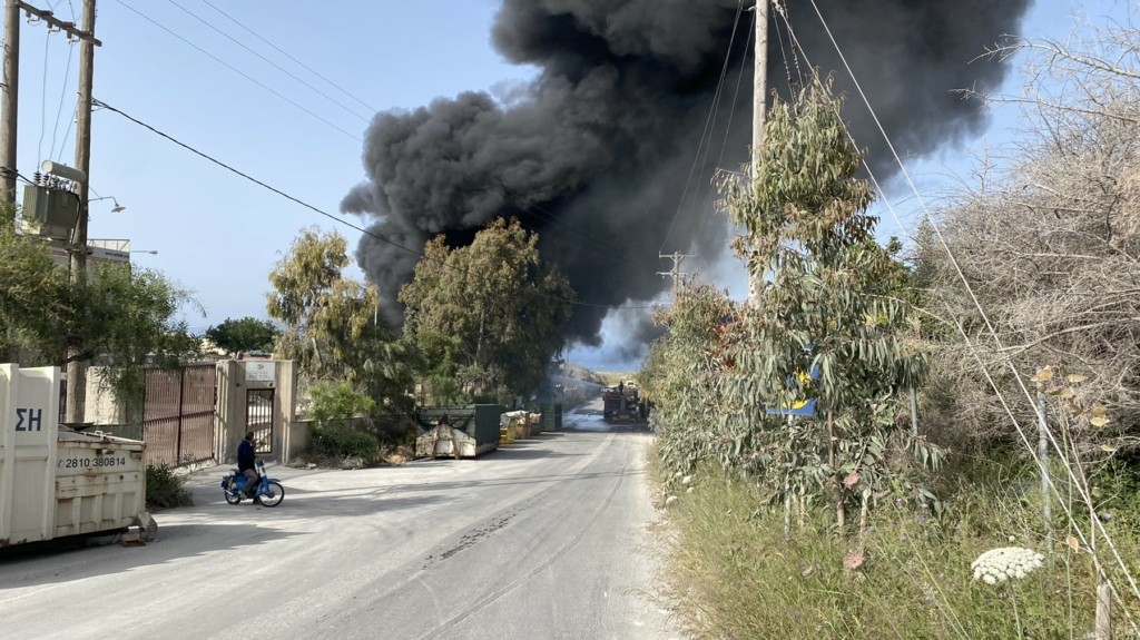 Μεγάλη φωτιά στη Βιομηχανική Περιοχή του Ηρακλείου – Ακούγονται εκρήξεις (pics&vids)