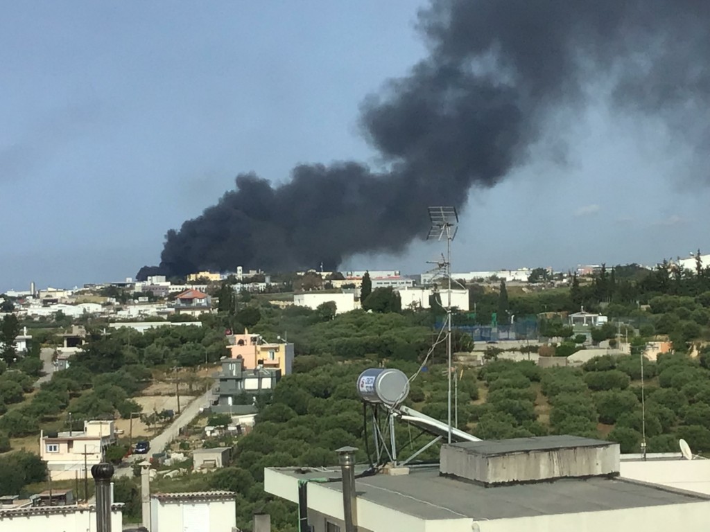 Οριοθετήθηκε η φωτιά στη ΒΙΠΕ Ηρακλείου – Παραμένουν ισχυρές δυνάμεις της πυροσβεστικής στο σημείο (pics&vids)