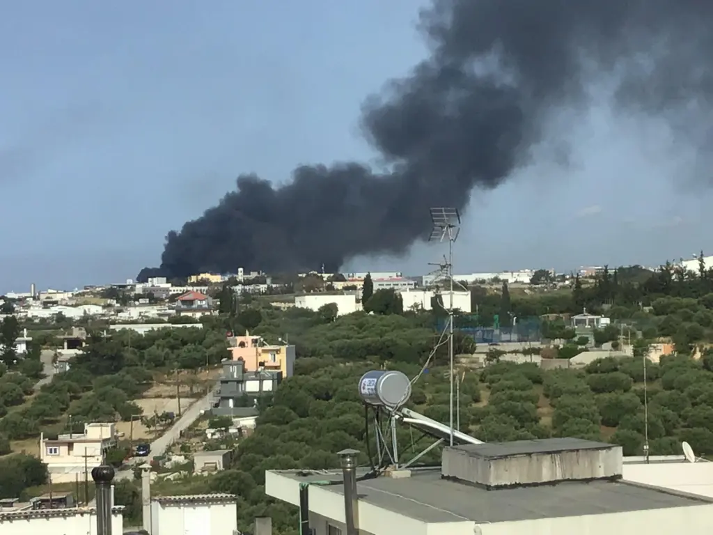Οριοθετήθηκε η φωτιά στη ΒΙΠΕ Ηρακλείου – Παραμένουν ισχυρές δυνάμεις της πυροσβεστικής στο σημείο (pics&vids)