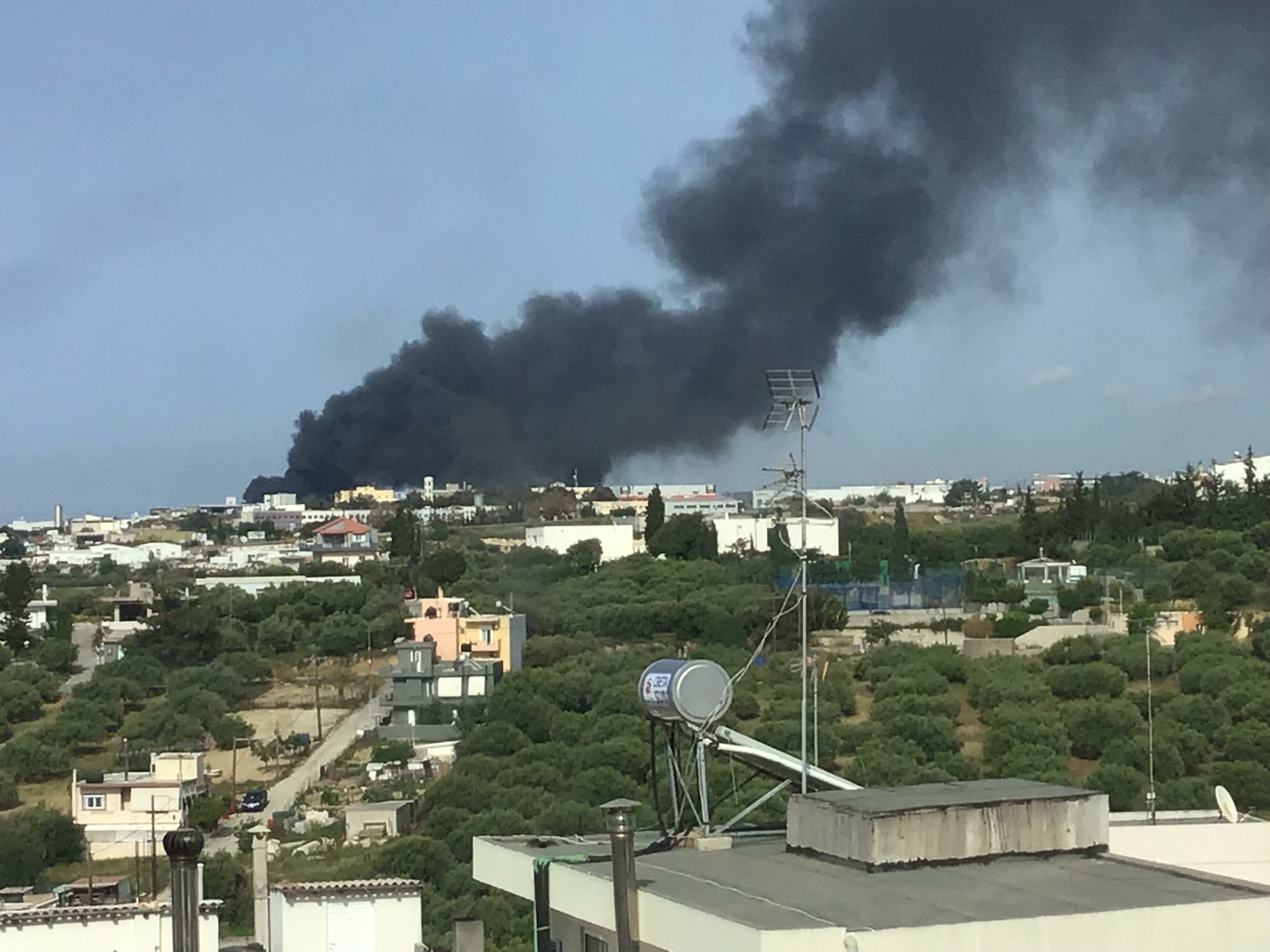 Οριοθετήθηκε η φωτιά στη ΒΙΠΕ Ηρακλείου – Παραμένουν ισχυρές δυνάμεις της πυροσβεστικής στο σημείο (pics&vids)