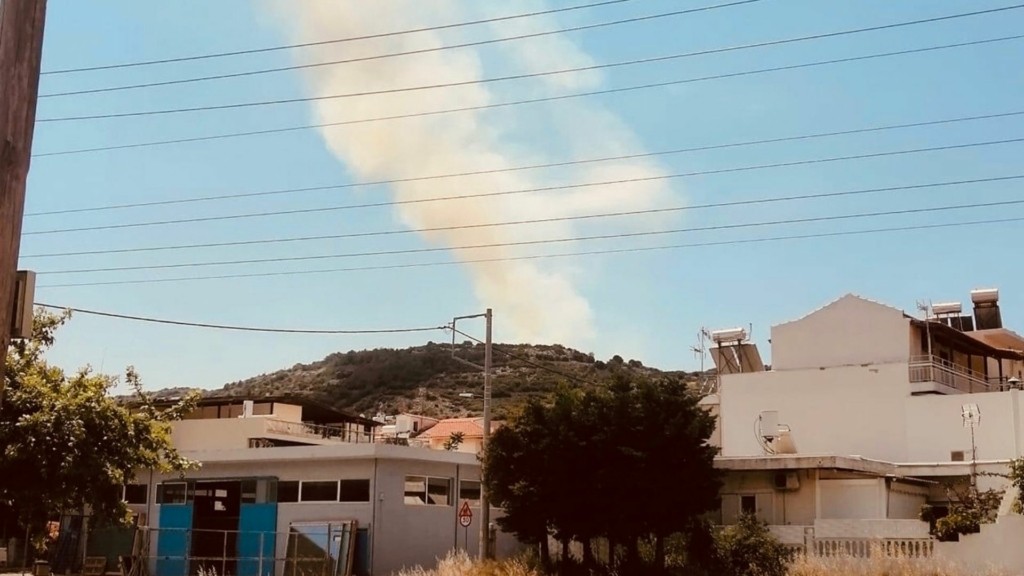 Μεγάλη φωτιά στο Καματερό – Επιχειρούν και εναέρια μέσα (pics&vid)