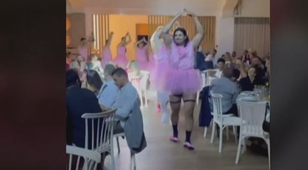 Ο πιο viral γάμος – Οι “μπαλαρίνοι” με τη “λίμνη των κύκνων” και η άφιξη με το σκάφος (vids)