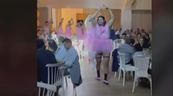 Ο πιο viral γάμος – Οι “μπαλαρίνοι” με τη “λίμνη των κύκνων” και η άφιξη με το σκάφος (vids)