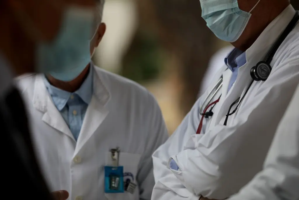 Πώς θα γίνει η επιστροφή των ανεμβολίαστων υγειονομικών – Προβληματισμός για τους γιατρούς