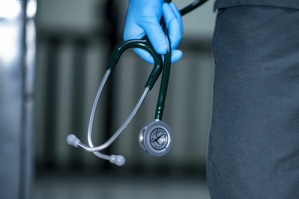 Όλα όσα πρέπει να γνωρίζετε για τη συνταγογράφηση ανασφάλιστων – Τι προβλέπει η απόφαση για φάρμακα και εξετάσεις