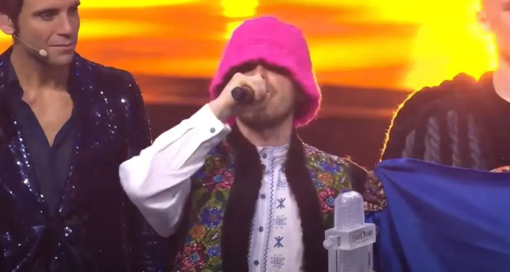 Οι Kalush Orchestra έβγαλαν στο “σφυρί” το τρόπαιο της Eurovision και δίνουν 900.000 δολάρια στον ουκρανικό στρατό
