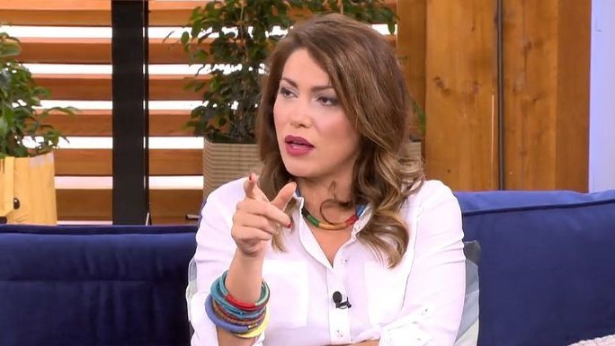 Η Κλέλια Ρένεση ξέσπασε για το “ντου” της δημάρχου της Γαύδου στις παραλίες (vid)
