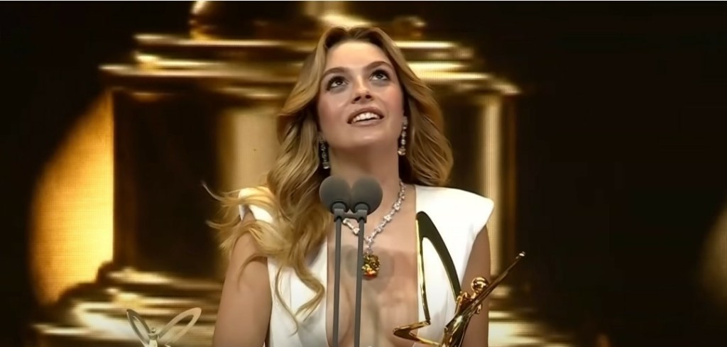 Σάλος με την επίθεση τούρκου πολιτικού σε ηθοποιό – “Ποινικό αδίκημα το ντεκολτέ”