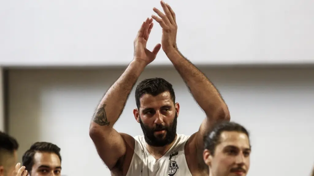 Εντυπωσιακός στον τελευταίο του αγώνα ο Γιάννης Μπουρούσης – Αποθέωση από τον κόσμο στη φιέστα της Καρδίτσας (vid)