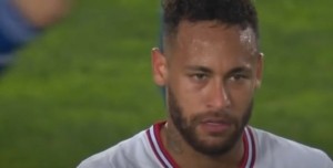 Απίστευτο σκηνικό σε αγώνα της Σάντος: Οπαδός εισέβαλλε στον αγωνιστικό χώρο για φωτογραφία με τον Νεϊμάρ και τραυμάτισε συμπαίκτη του