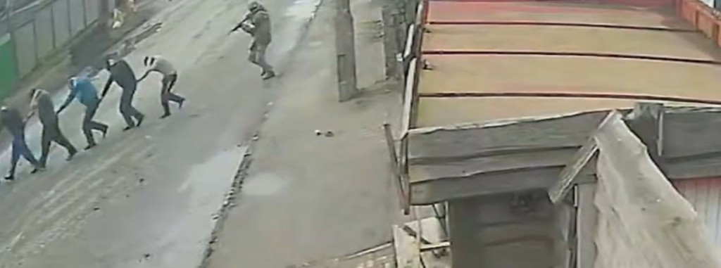Κόβουν την ανάσα οι εικόνες από την Μπούτσα – Ουκρανοί στρατιώτες οδηγούνται προς εκτέλεση (ΣΚΛΗΡΟ ΒΙΝΤΕΟ)