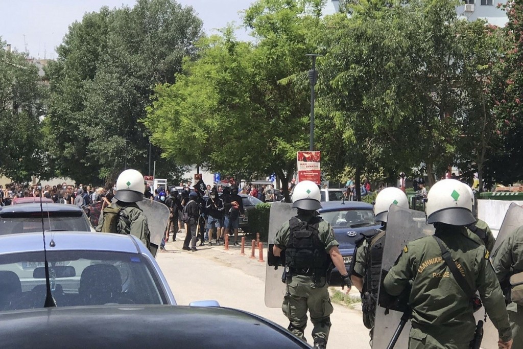 Νέος γύρος επεισοδίων αντιεξουσιαστών με ΜΑΤ στο ΑΠΘ – Έκαναν “γυαλιά-καρφιά” την είσοδο της Πρυτανείας (pics&vids)