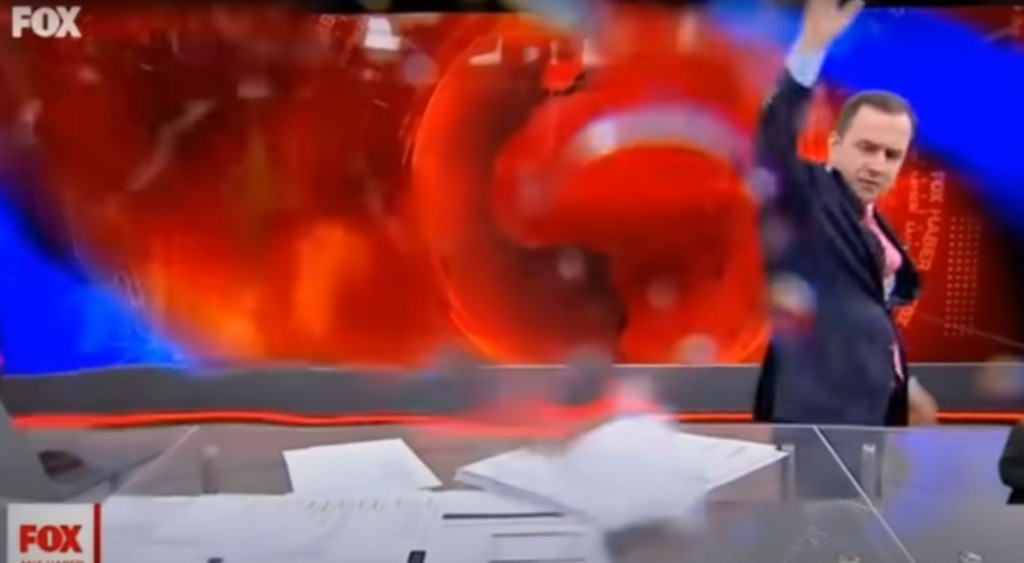 Παρουσιαστής ειδήσεων στην Τουρκία γίνεται έξαλλος με ρεπορτάζ και “σπάει” τα πάντα στο πλατό (vid)